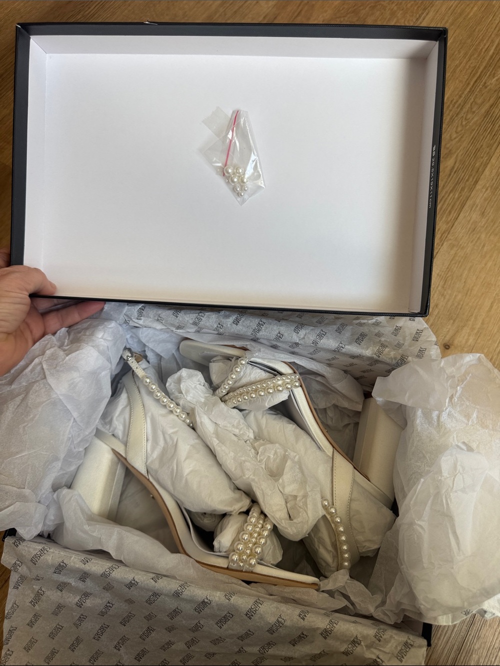 NWT Badgley Mischka Fiesty 🤍white pearl satin heel size 7 - Picture 7 of 8
